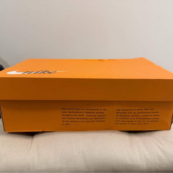 Nike woman Blazer Mid77 limited edition White, Black, and Pink High-Top Sneakers - Picture 9 of 9